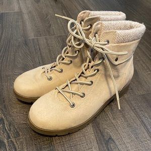 St. John’s Bay Beige Boots size 7.5W